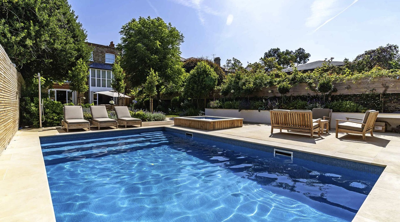 Safe and professional pool cleaning for homes in Daly City, CA